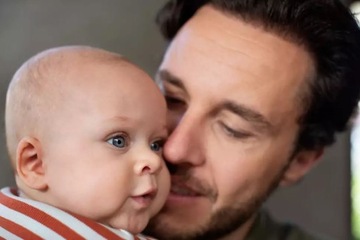 ПОДАРОЧНЫЙ НАБОР AVENT NATURAL RESPONSE: 4 БУТЫЛОЧКИ + соски 0M+ ЩЕТКА