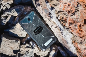 Телефон Maxcom Strong MS572 с бронированным стеклом Gorilla Glass