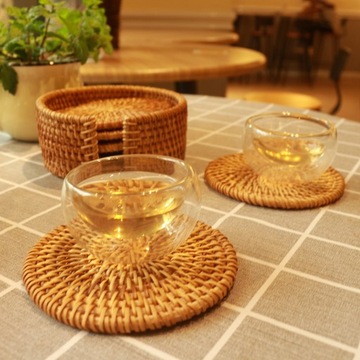 КРУГЛЫЕ ТАРЕЛКИ ИЗ РОТАНГА, КОФЕЙНЫЕ УКРАШЕНИЯ, ЧАЙНЫЕ ЧАШКИ, ИЗ НАТУРАЛЬНОЙ ТКАНИ.