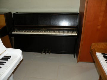 pianino marki SCHIMMEL czarny ciche granie