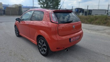 Fiat Punto Punto 2012 Hatchback 3d 1.4 8v 77KM 2014 Fiat Punto 1,4 78 KM.wersja sporting. czarny sufit, zdjęcie 5