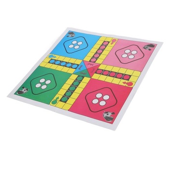 Летающая семейная шахматная игра. Пластиковая семейная шахматная игра в полете.