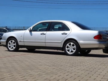 Mercedes Klasa E W210 1998 Mercedes E240 V6 aut Elegance 160000km Skóra Hak Grzane fotele 2xParktronik, zdjęcie 32