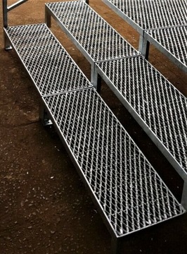 SCHODY METALOWE 1 STOPIEŃ Z PODESTEM 160x60 cm