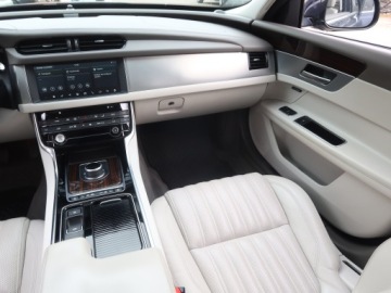 Jaguar XF II Sedan 2.0 i4D 240KM 2017 Jaguar XF 25d AWD, Salon Polska, 237 KM, 4X4, zdjęcie 7