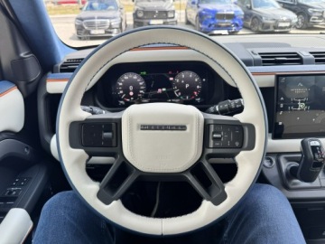 Land Rover Defender IV (L663) 2025 Land Rover Defender 110 5.0 V8 Urban + QuickSilver, zdjęcie 33