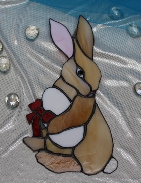 Пасхальный кролик с витражным пасхальным яйцом
