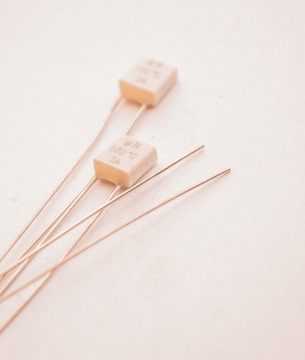 BEZPIECZNIK TERMICZNY M33 102c 2A
