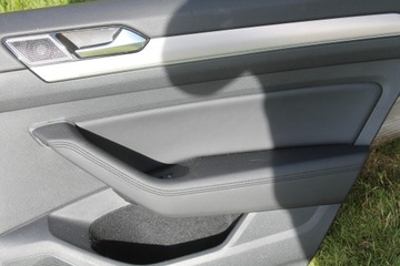 BOCZEK DRZWI TAPICERKA VW PASSAT B8 PRAWY TYL