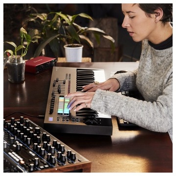 Клавиатура управления NOVATION Launchkey 49 mk3