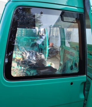 VW T4 szyba tył LEWA do drzwi skrzydełkowych podgrzewana z miejscem na stop