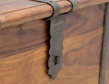 Индийский колониальный сундук из массива дерева, светло-коричневого цвета.