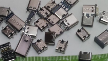 Набор из 30 различных разъемов USB-C типа C.