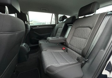 Volkswagen Passat B8 Variant Facelifting 1.5 TSI EVO 150KM 2023 Volkswagen Passat Variant Business Pakiety, ACC, Podgrzewane fotele, ergo, zdjęcie 17