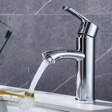 Стоящая батарея раковины в ванной комнате. Шлепец для хромированной раковины