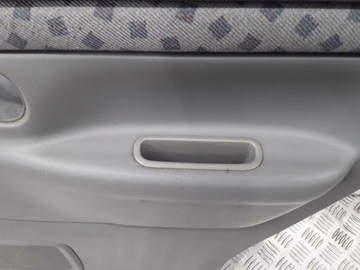 D28068520 BOK ZADNÍCH PRAVÝCH DVEŘE 1.5 16V 55 2000 MAZDA DEMIO (DW)