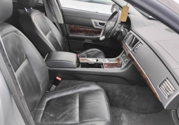 Jaguar XF I Sedan 3.0D V6 210KM 2010 Jaguar XF 2010r, 3.0 Diesel. AUTOMAT. Lekko uszkodzony prawy przod. 3.0, zdjęcie 6