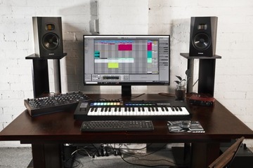 Novation Launchkey 25 MK3 MIDI/USB клавиатура управления 25 клавиш + SOFT