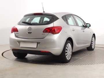 Opel Astra J Hatchback 5d 1.7 CDTI ECOTEC 110KM 2011 Opel Astra 1.7 CDTI, Klima, Tempomat, zdjęcie 4