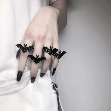 Śliczny halloweenowy pierścionek czarny nieto