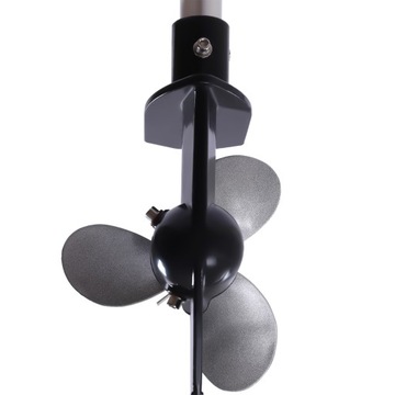 Двухтактный подвесной двигатель объемом 52 см3.