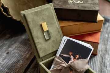 Коробка для фотографий 13х18, бархатный штамп, хрустальная флешка