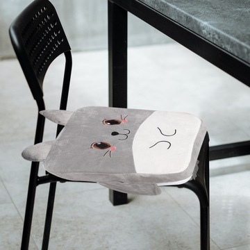 Детский обеденный стул с мультяшным рисунком и подставкой для сиденья.