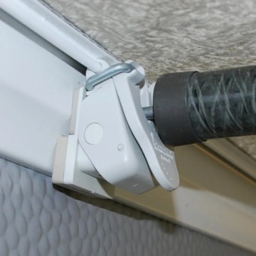 Тамбурный держатель крепится на безвинтовой крючок SHS.