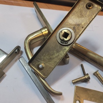 Zamek wpuszczany drzwiowy - lewy KK21/80/351 dwie klamki mosiądz