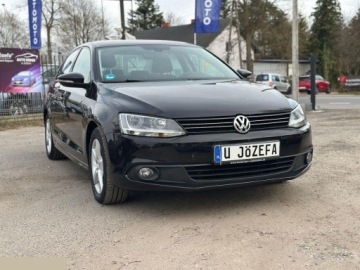 Volkswagen Jetta VI Sedan 1.2 TSI 105KM 2011 Volkswagen Jetta 1.2 TSI BlueMotion Technology Trendline 105KM 2011r, zdjęcie 4