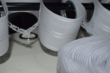 ЛЕНТА ЖЕСТКАЯ С ЛЮСНЯМИ для штор шириной 8см.