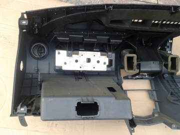 Консоль приборной панели Dacia Logan I 04-12 8200213822