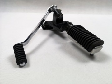 ПОДНОЖКА ВОДИТЕЛЯ ЛЕВАЯ КРЕПЛЕНИЕ РЫЧАГА ПЕРЕДАЧ SUZUKI VL 800 VOLUSIA