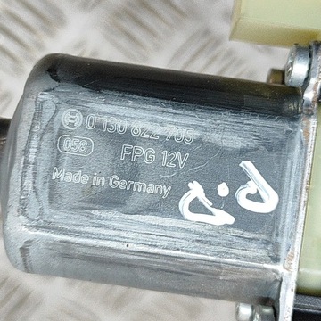 AUDI A1 2023 PRAVÁ STRANA MOTOREK ZVEDAČ OKNO DVEŘE