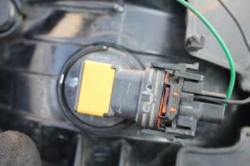 HALOGEN + ZÁSTRČKA LEVÝ PŘEDNÍ KIA CARENS IV 13-16