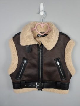 Короткий двухслойный жилет с поясом от Zara.