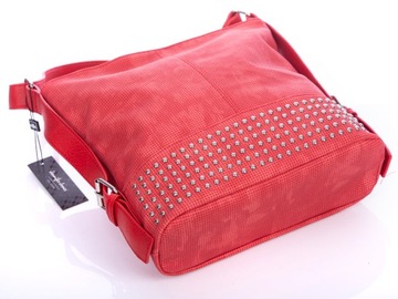 Красная женская сумка через плечо с заклепками