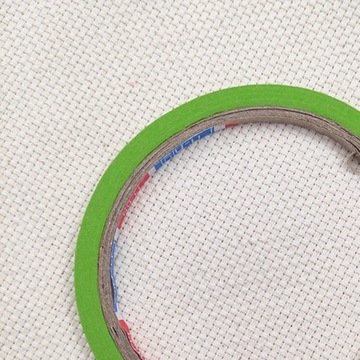 10 рулонов сетчатого малярного скотча.