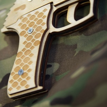 ДЕРЕВЯННЫЙ ИГРОВОЙ РЕЗИНОВЫЙ ПИСТОЛЕТ