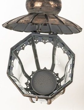 Металлический фонарь, старинный подвесной фонарь.