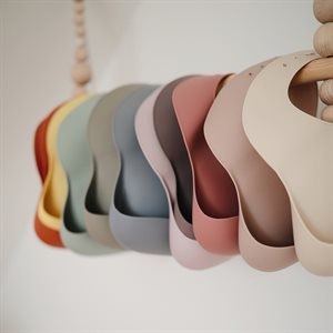 Силиконовый нагрудник Mushie в виде воробья