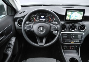 Mercedes GLA I Off-roader 1.6 180 122KM 2017 Mercedes-Benz GLA LIFT 180 Benzyna 122HP Automat Kamera II.wlasciciel GWAR, zdjęcie 8