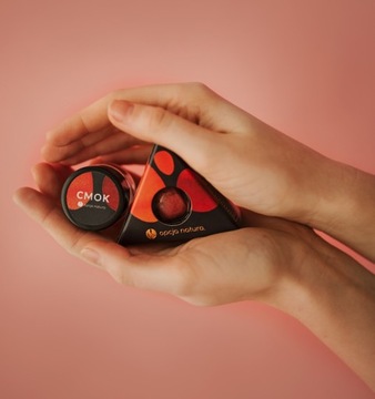 Защитная мазь Cmok для сухих и потрескавшихся губ.