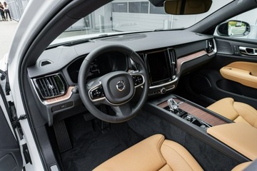 Volvo V60 II  Kombi Facelifting 2.0 B4 B 197KM 2025 Volvo V60 Ultra Dark B4 Mild hybrid Benzyna 197+14, zdjęcie 10