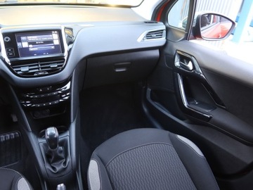 Peugeot 208 I Hatchback 5d Facelifting 1.2 PureTech 82KM 2016 Peugeot 208 1.2 PureTech, Salon Polska, zdjęcie 7