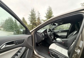 Mercedes Klasa A W176 Hatchback 5d 1.6 180 BlueEFFICIENCY 122KM 2013 Mercedes-Benz Klasa A Mercedes-Benz Klasa A 180 1.6 Benzyna 122KM, zdjęcie 13