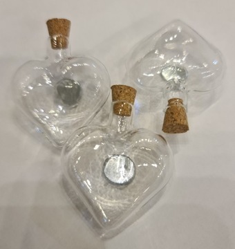 Стеклянная бутылка в форме сердца с магнитом и пробкой.
