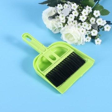 Стол для подметания со щеткой для пыли, клавиатурой, совком для мусора.