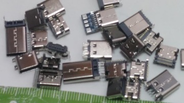 Набор из 30 различных разъемов USB-C типа C.