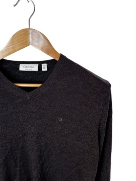 Sweter w serek Calvin Klein brązowy z logiem M